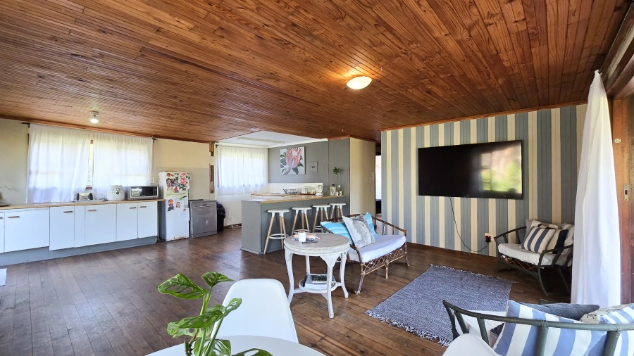 6 Bedroom Property for Sale in Cove Rock Eastern Cape